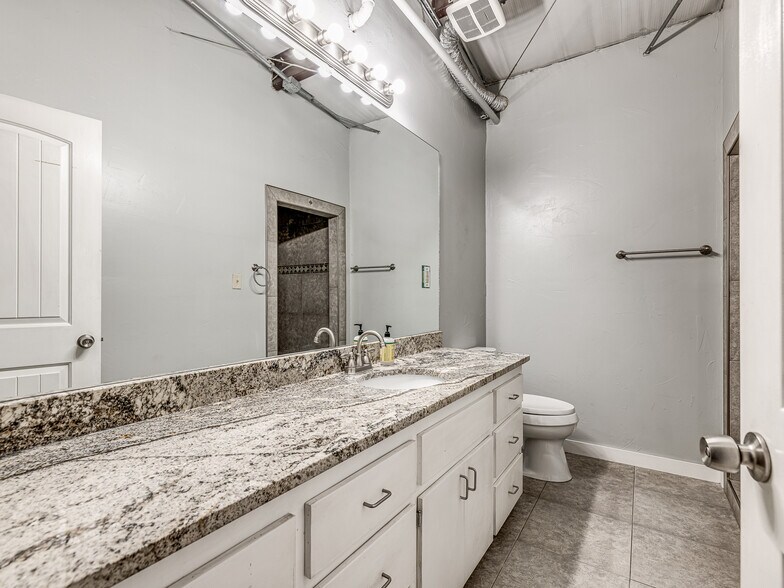 More Photos Of 6355 Boucher Dr, Edmond Showroom For Sale