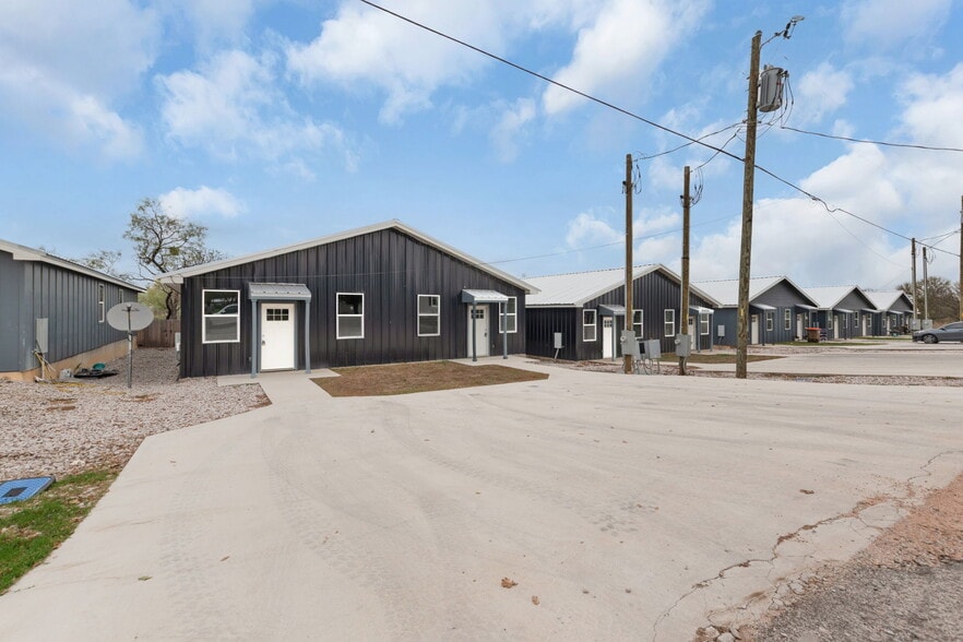 Primary Photo Of 870-872 Waco St, Kingsland Multifamily For Sale