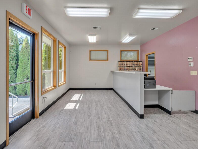 More Photos Of 711 W Main St, Sheridan Veterinarian Kennel For Sale