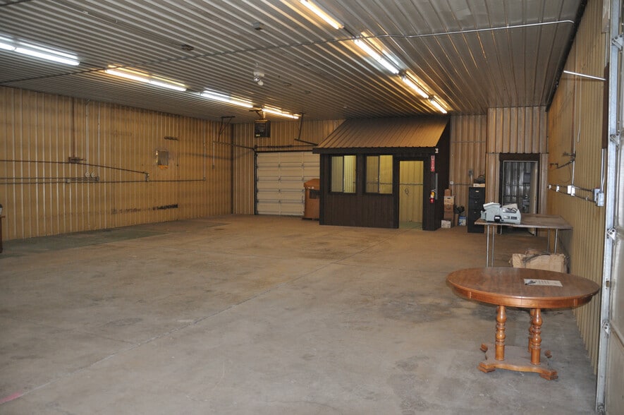 More Photos Of 6065 - 6073 US Highway 93, Olney Warehouse For Lease