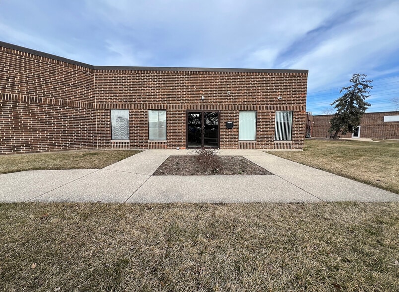 More Photos Of 1340-1400 E Higgins Rd, Elk Grove Village Warehouse For Lease
