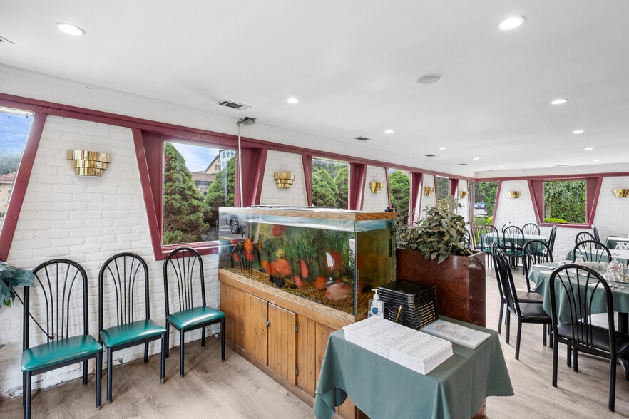 More Photos Of 504 Larkfield Rd, East Northport Restaurant For Lease