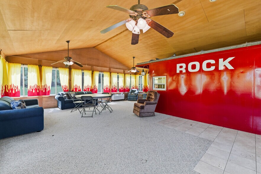 More Photos Of 7820 SE Vandalia Dr, Runnells Veterinarian Kennel For Sale