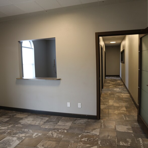 More Photos Of 935 Boyson Ct, Hiawatha Flex For Lease