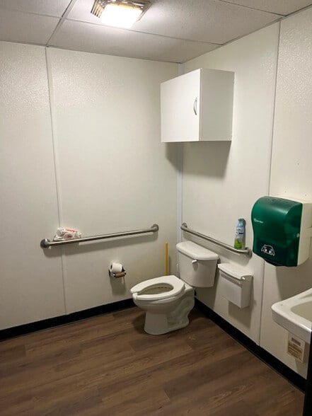 More Photos Of 1624 Blue Ridge Blvd, Kansas City Warehouse For Sale