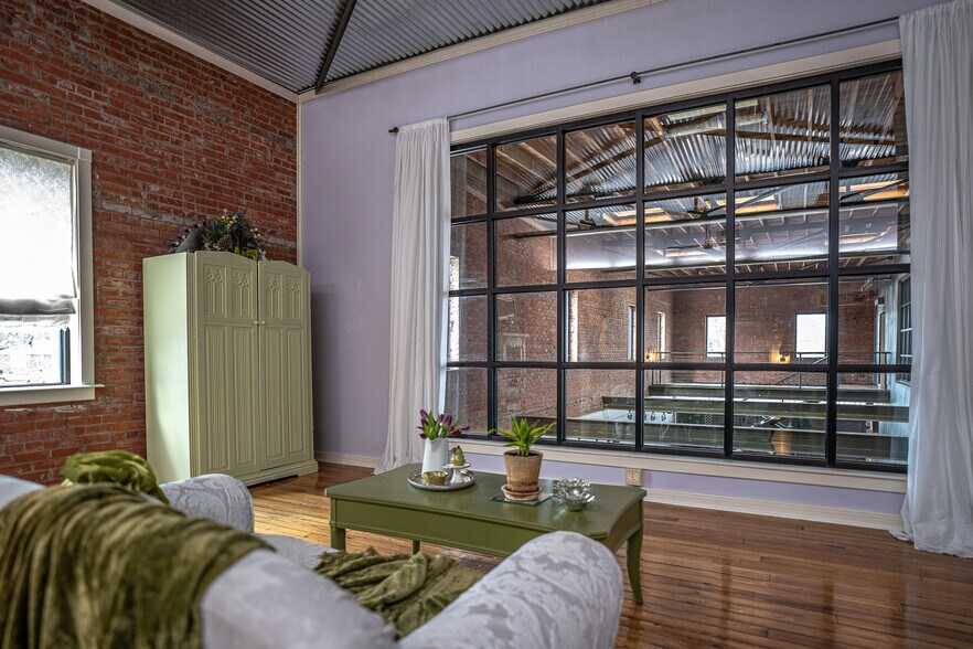 More Photos Of 1611 Washington St, Alexandria Showroom For Sale