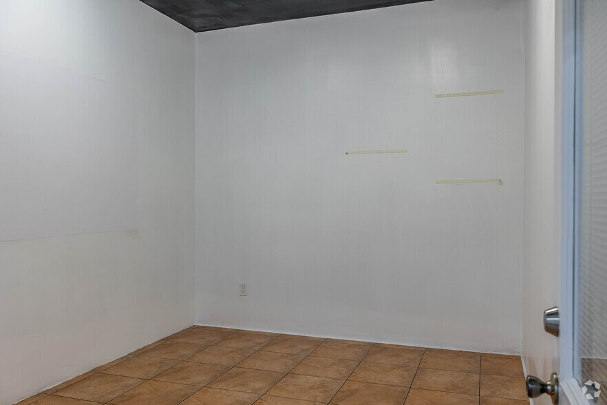 More Photos Of 2223 NW 26th Ave, Miami Warehouse For Lease