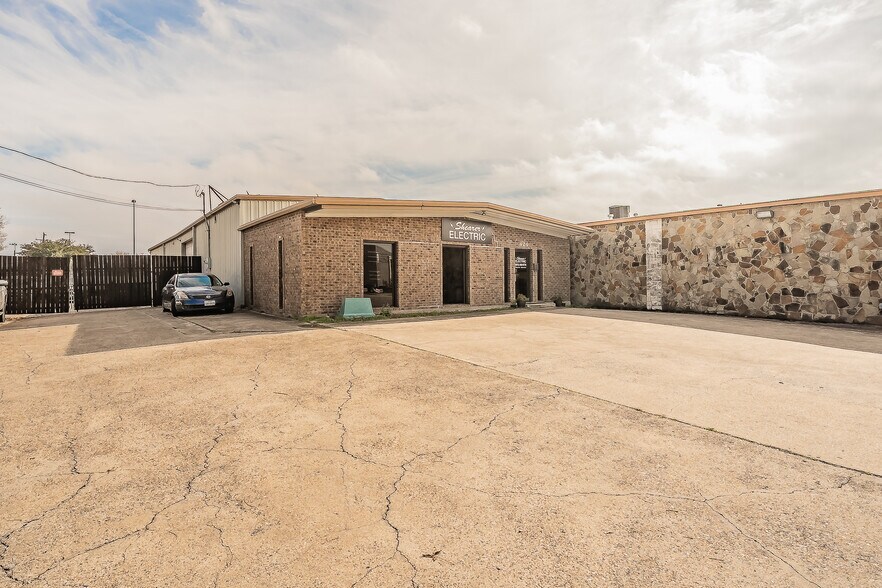 More Photos Of 424 S Bryan Belt Line Rd, Mesquite Showroom For Sale