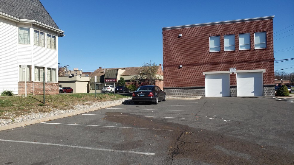 More Photos Of 27 Town Line Rd, Wethersfield Office For Lease