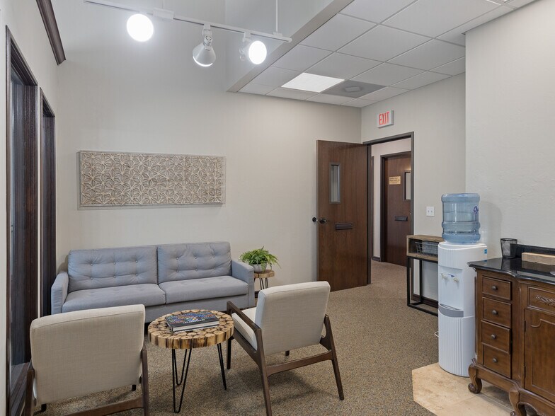 More Photos Of 429 W Wilshire Blvd, Oklahoma City Office For Lease