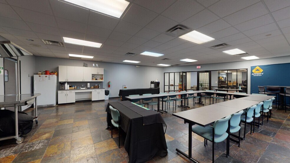 More Photos Of 3827 Promontory Point Dr, Austin Showroom For Sale