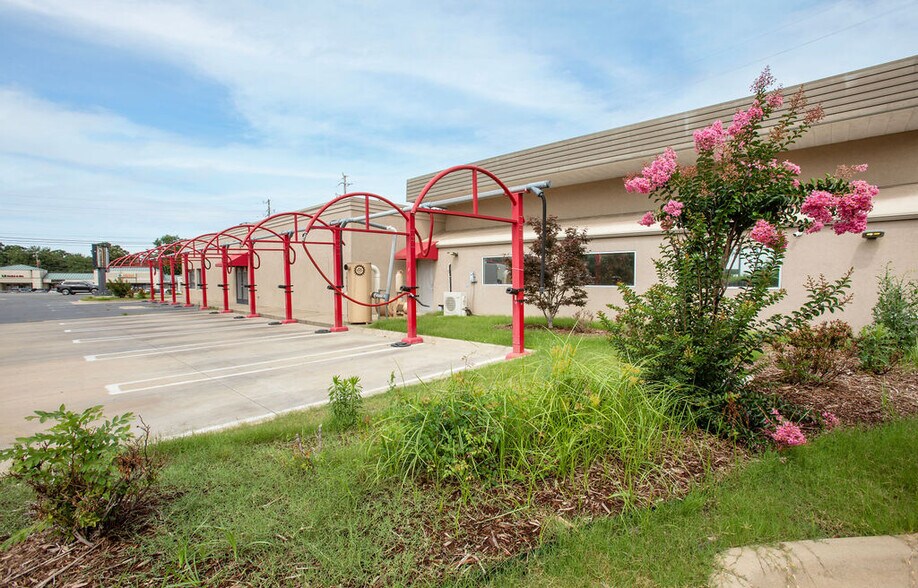 More Photos Of 9500 N Rodney Parham Rd, Little Rock Freestanding For Sale