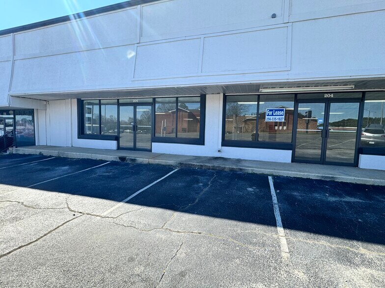 More Photos Of 208-210 Woodward Ave, Muscle Shoals General Retail For Lease