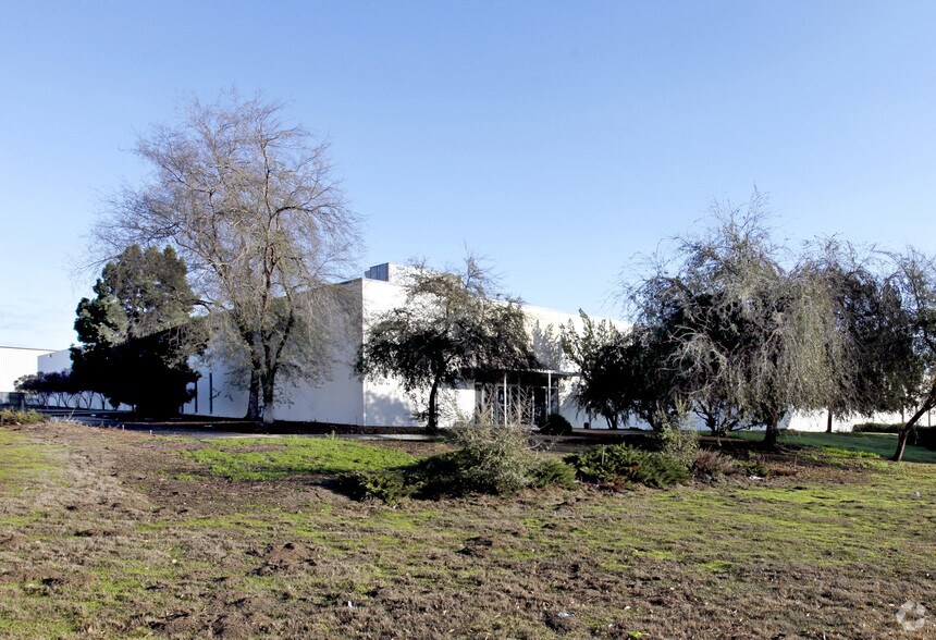 More Photos Of 700 E Continental Ave, Tulare Warehouse For Lease