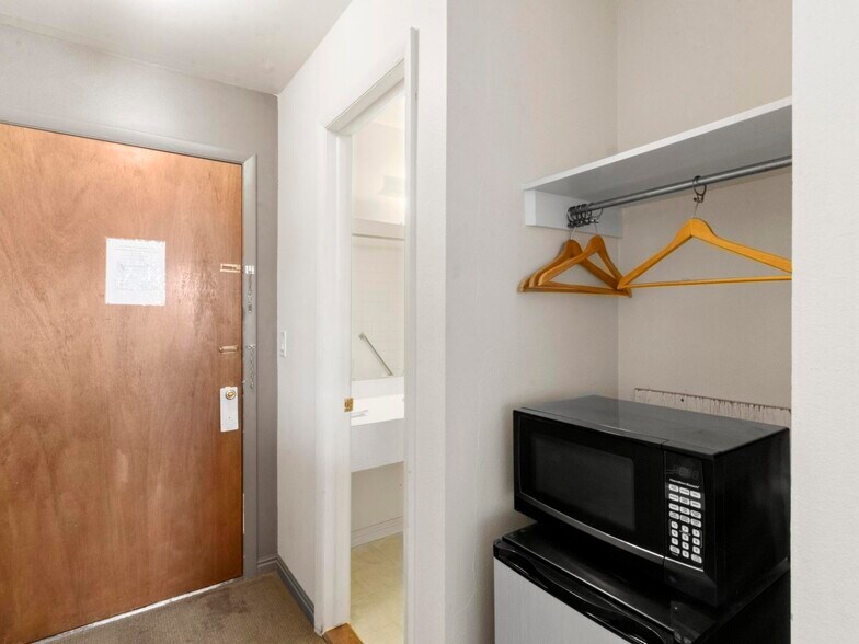 More Photos Of 1806 E Cedar Ave, Rawlins Hotel For Sale