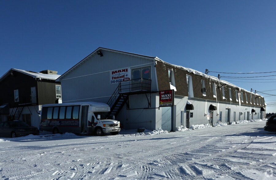 More Photos Of 815 Boul Saint-René O, Gatineau Light Distribution For Lease