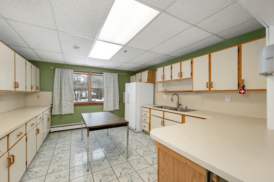 More Photos Of 40 Mammoth Rd, Londonderry Daycare Center For Sale