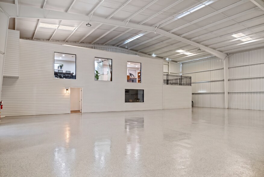 More Photos Of 18000 Groschke Rd, Houston Airplane Hangar For Lease