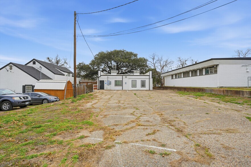 More Photos Of 2313 Washington Ave, Waco Freestanding For Lease