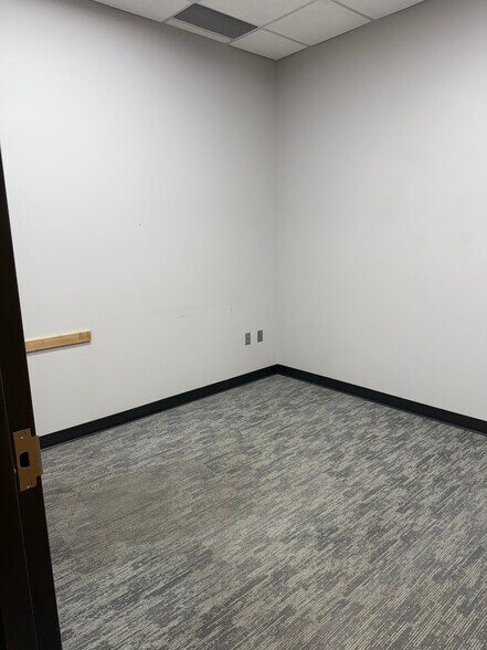 More Photos Of 211 Sioux Point Rd, Dakota Dunes Office For Lease