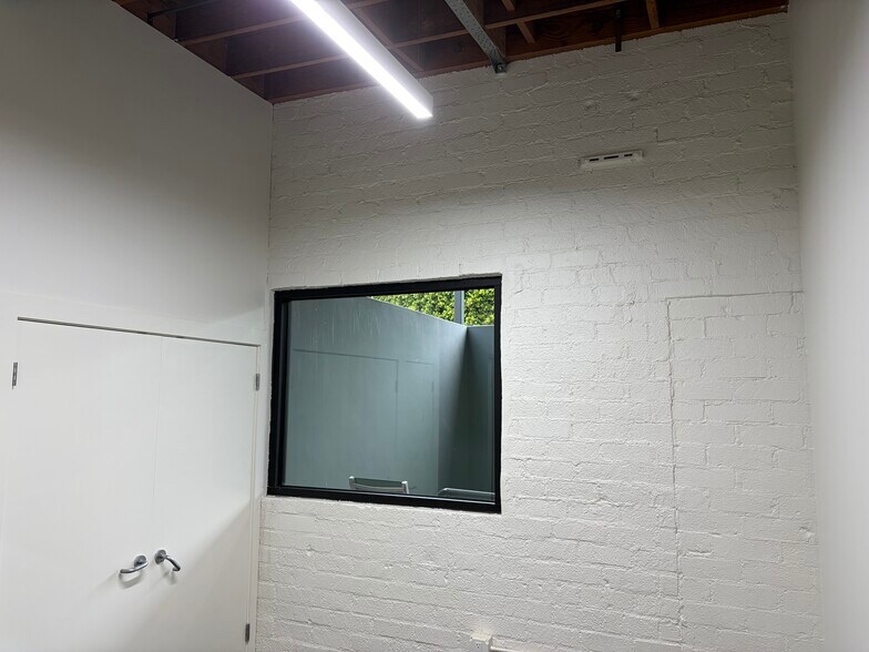 More Photos Of 2558 Overland Ave, Los Angeles Office For Lease