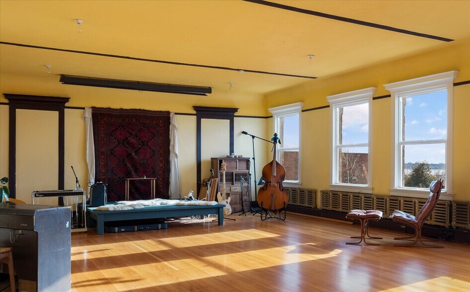 More Photos Of 619 Commercial Ave, Anacortes Storefront Retail Office For Sale