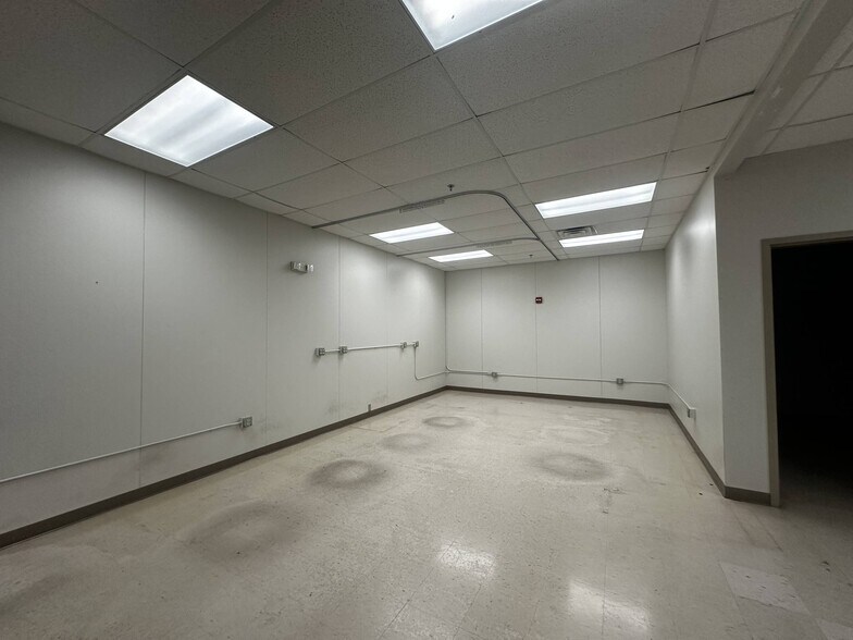 More Photos Of 400-500 Grand Ave, Joplin Office For Lease