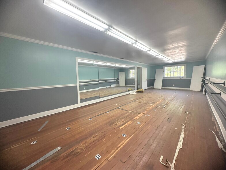 More Photos Of 2212 Lincoln St, Savannah Flex For Lease