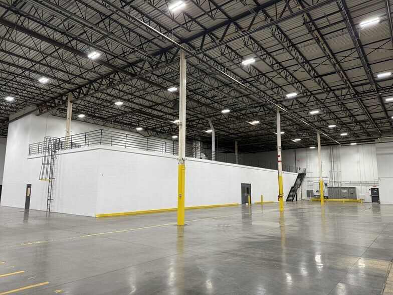More Photos Of 6721 W 73rd St, Bedford Park Manufacturing For Sale