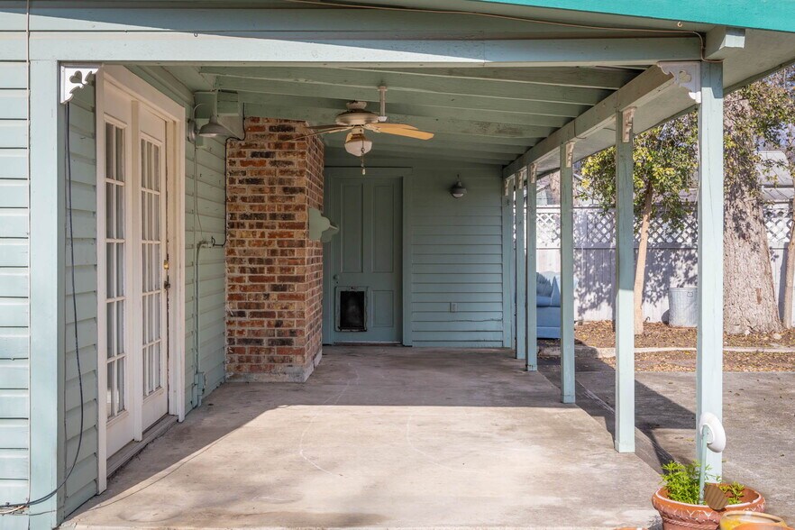 More Photos Of 633 S Castell Ave, New Braunfels Office Residential For Sale