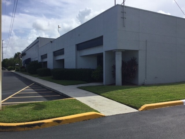 More Photos Of 1395 NW 17th Ave, Delray Beach Showroom For Lease