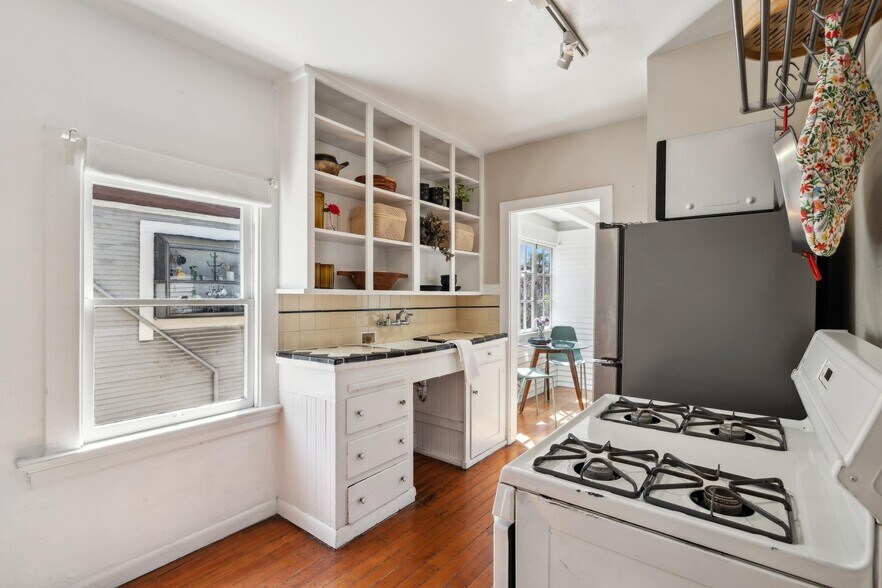 More Photos Of 449 37th St, Oakland Apartments For Sale