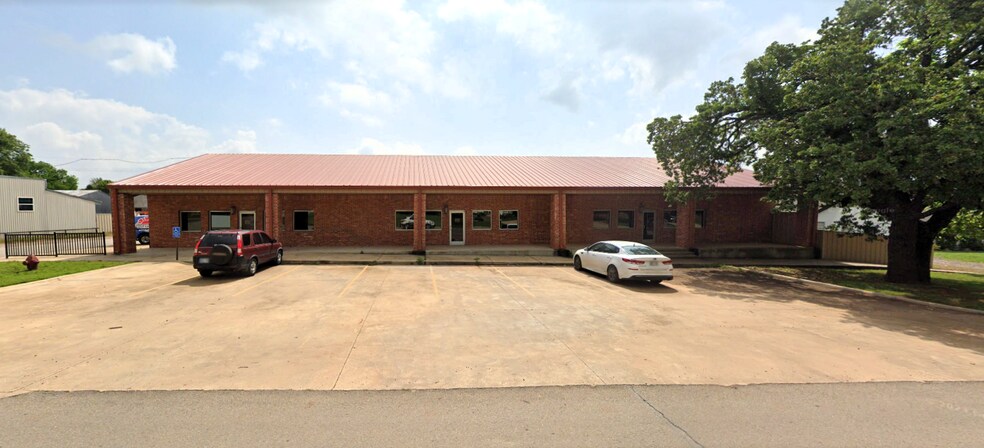 More Photos Of 200 S Main, Blanchard General Retail For Lease