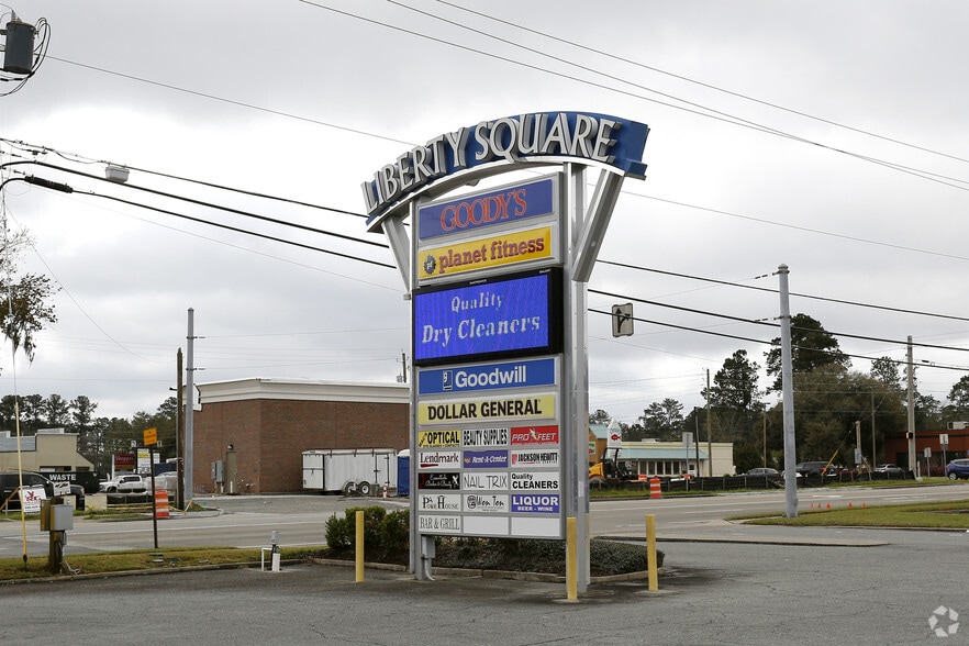More Photos Of 105-149 W Hendry St, Hinesville Storefront For Lease