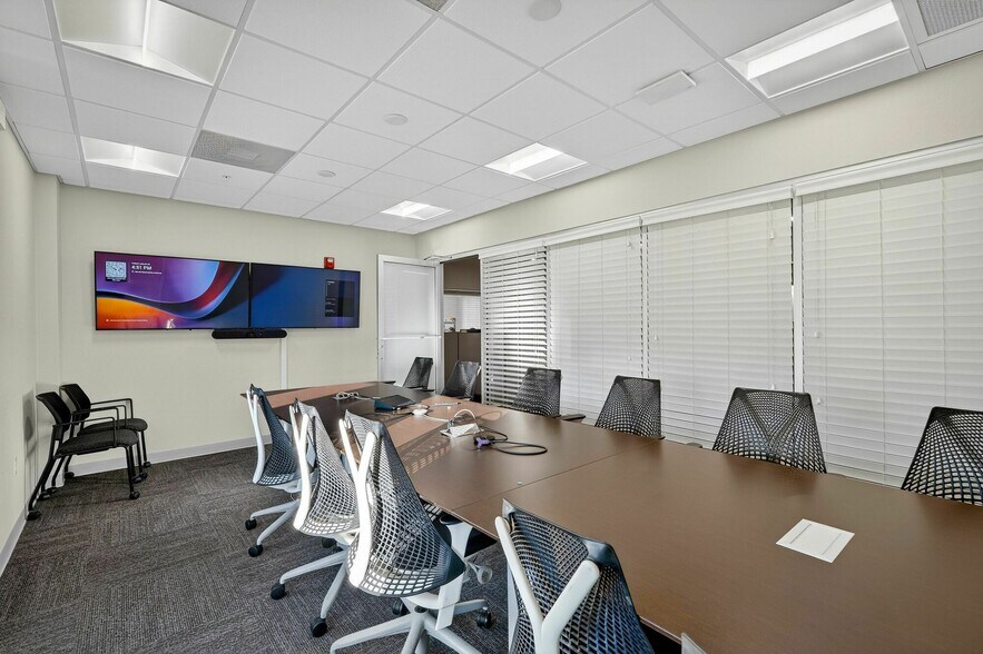 More Photos Of 1996 Brunswick ln, Deland Office For Lease
