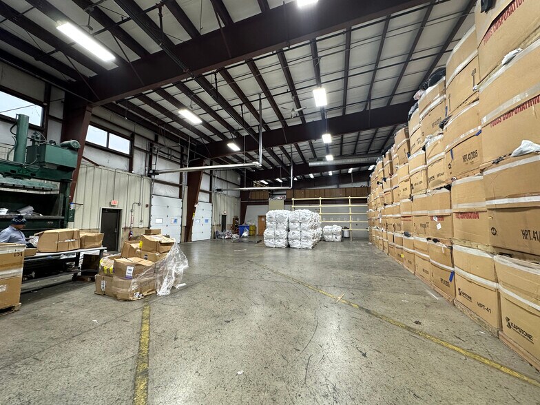 More Photos Of 15 Park Dr, Franklin Manufacturing For Lease