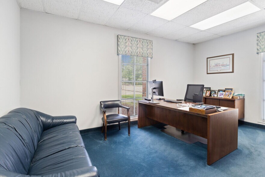 More Photos Of 2201 W Congress St, Lafayette Office For Sale