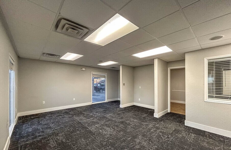 More Photos Of 638 Londonderry Ln, Denton Medical For Lease
