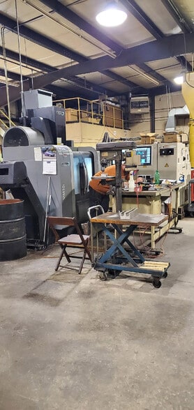 More Photos Of 3822 Victory Ave, Louisville Warehouse For Lease