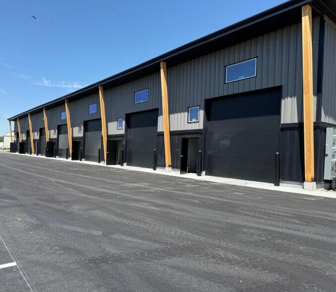 More Photos Of 4962 3300 w, Rexburg Light Distribution For Lease