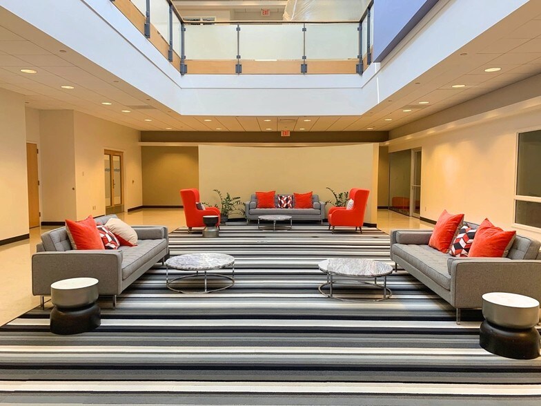 More Photos Of 1800 S Oak St, Champaign Office For Lease