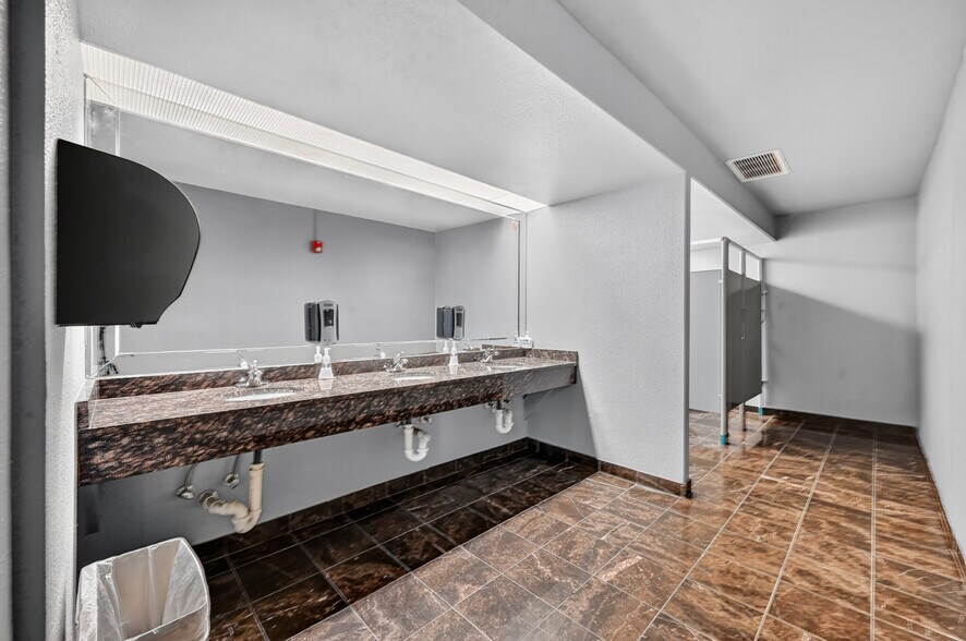 More Photos Of 1404 W Walnut Hill Ln, Irving Office For Lease