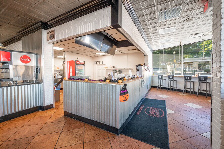 More Photos Of 1-7 Pt Barnum Sq, Bethel Restaurant For Lease