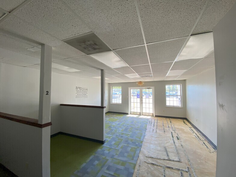 More Photos Of 2402-2418 N Hwy 67, Florissant Office For Lease