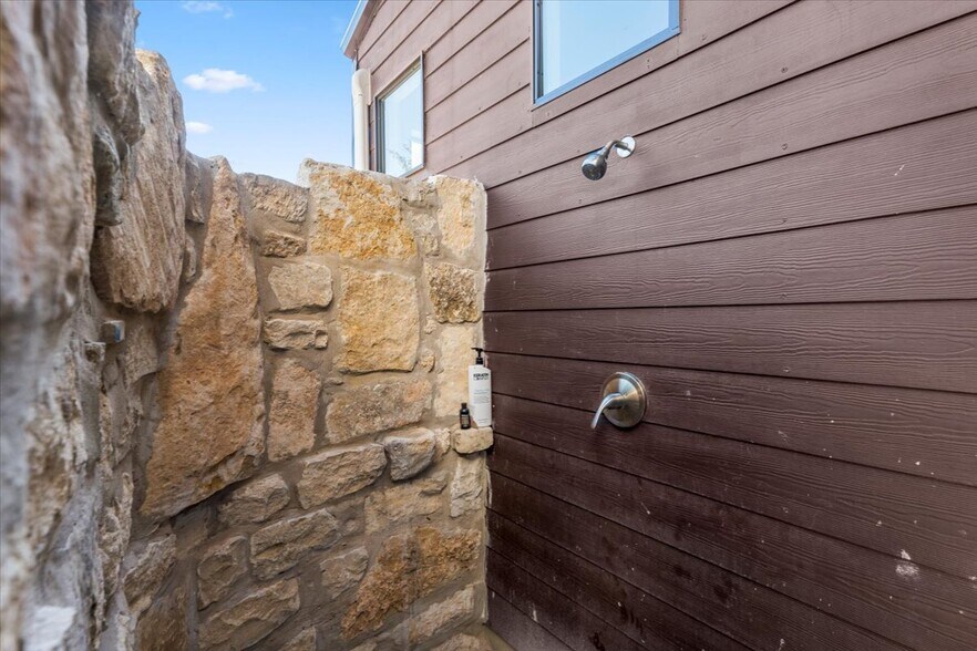 More Photos Of 272 Rocky Road, Johnson City Specialty For Sale