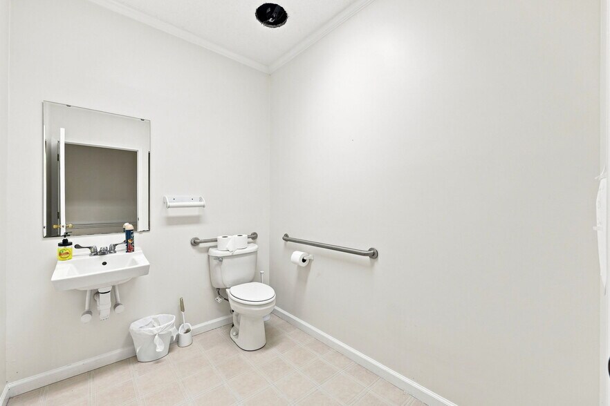 More Photos Of 1708 S Mebane St, Burlington Office For Sale