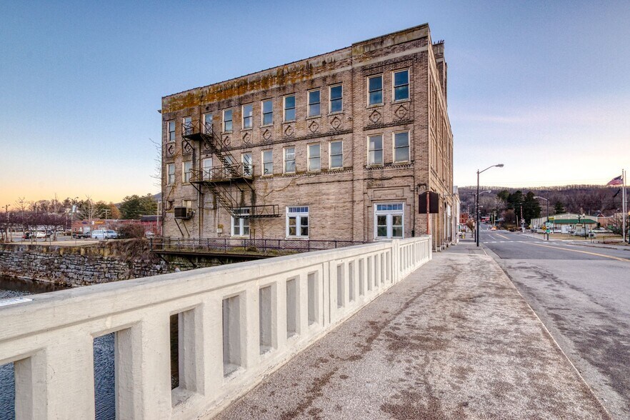 More Photos Of 110 N Washington Ave, Pulaski Flex For Sale