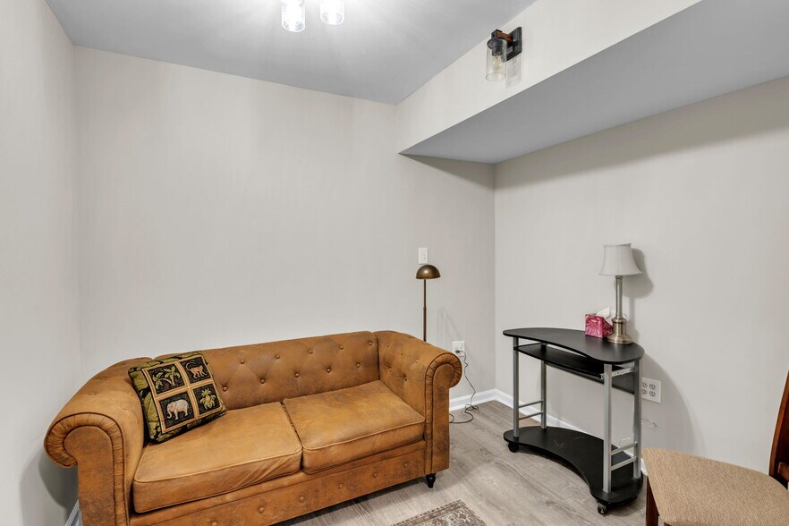 More Photos Of 117 SW Huxley Rd, Knoxville Medical For Sale