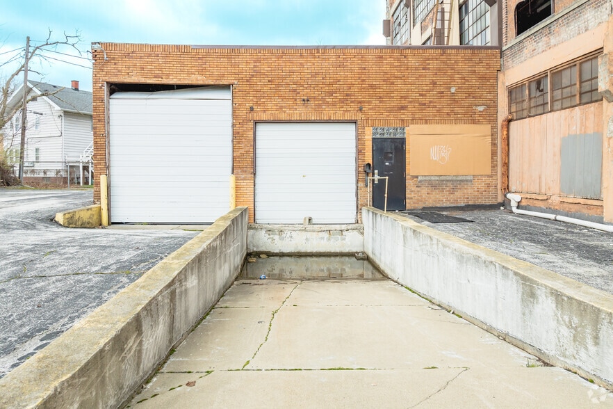 More Photos Of 2119 Ashland Ave, Toledo Industrial For Sale