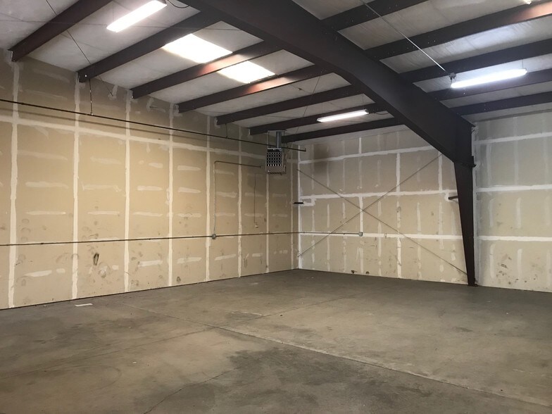 More Photos Of 45 SE Bridgeford Blvd, Bend Warehouse For Lease